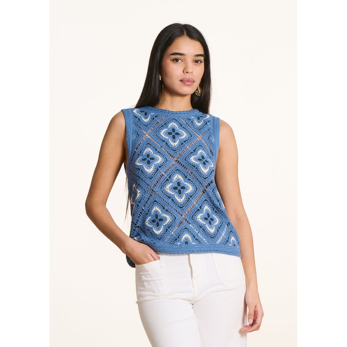 Pull sans manches maille crochet coloré bleu/ecru, LA FEE MARABOUTEE