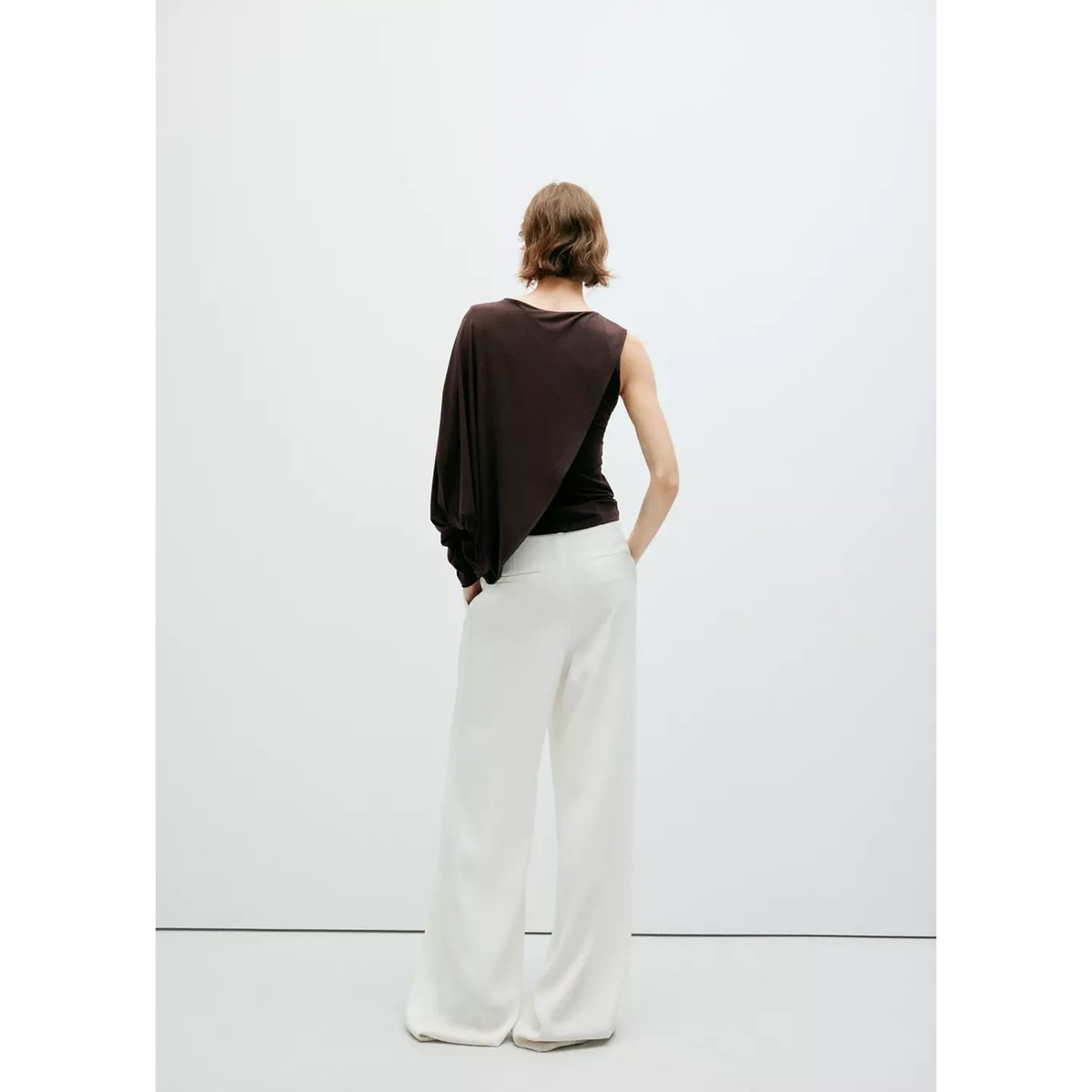 Blouse asymétrique froncée marron, MANGO