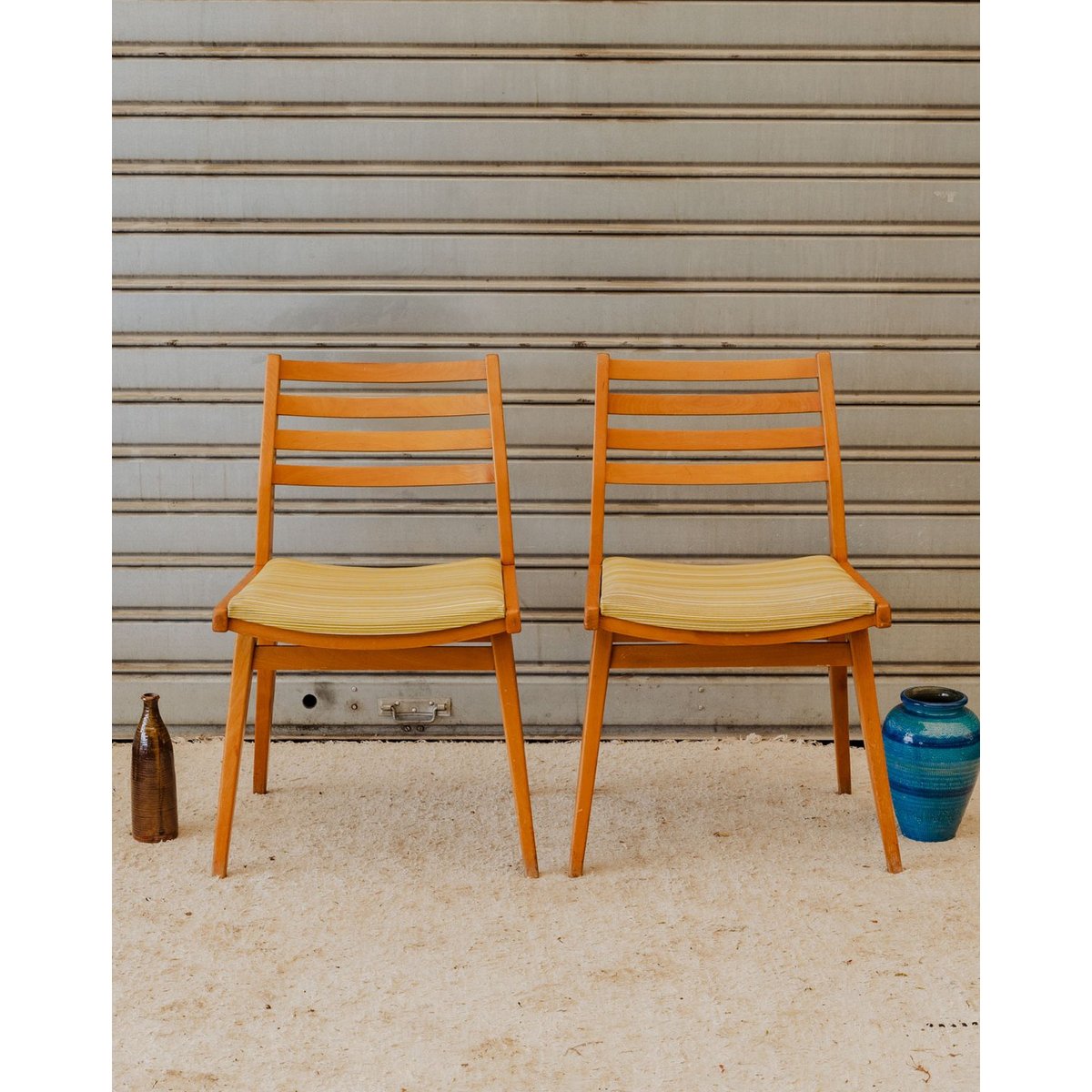 Paire de chaises en bois et tissu vert Alma N°2122 - Bon état bois foncé, DEBONGOUT