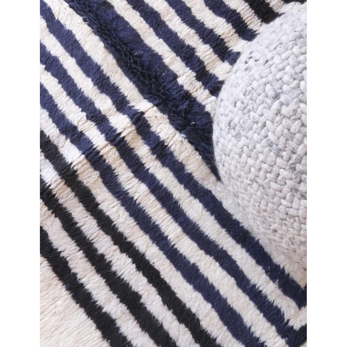 Tapis berbère élégant pour intérieur moderne en laine 175 x 268 cm noir intense, AFK LIVING