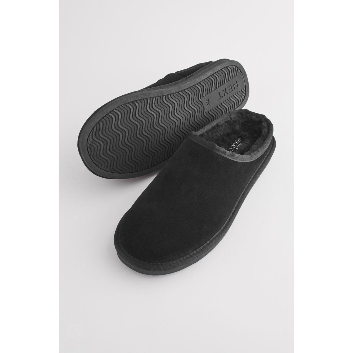 Chaussons mules en daim fourrés Signature noir, NEXT