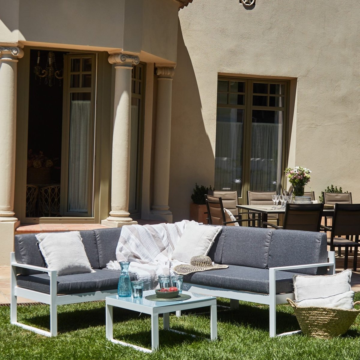 Salon de jardin 5 places, angle, TOKYO blanc, coussin gris foncé, DEFORA HOME