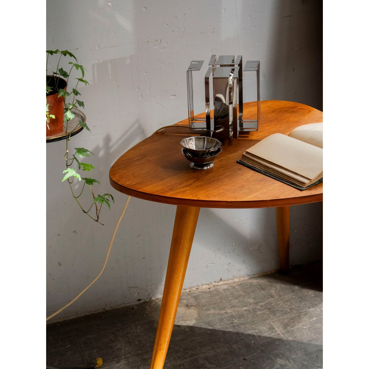 Table basse courbe aux pieds compas Donna N°1550 - Bon état bois foncé, DEBONGOUT
