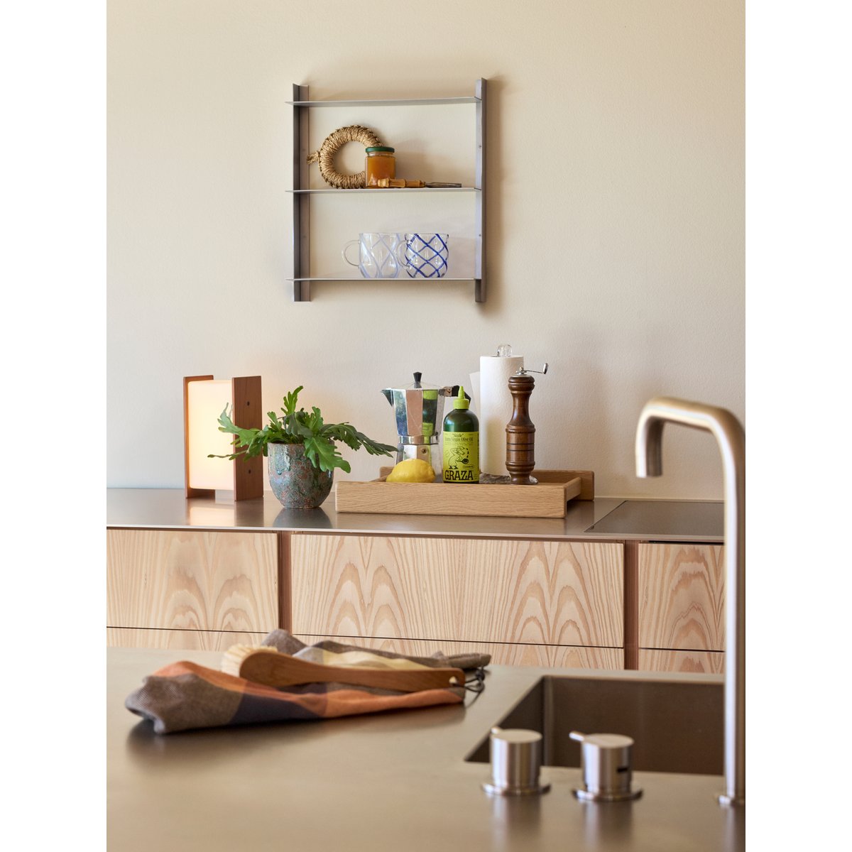 Lampe de table Oak wood Opal glass SABI bois de chêne, HUBSCH