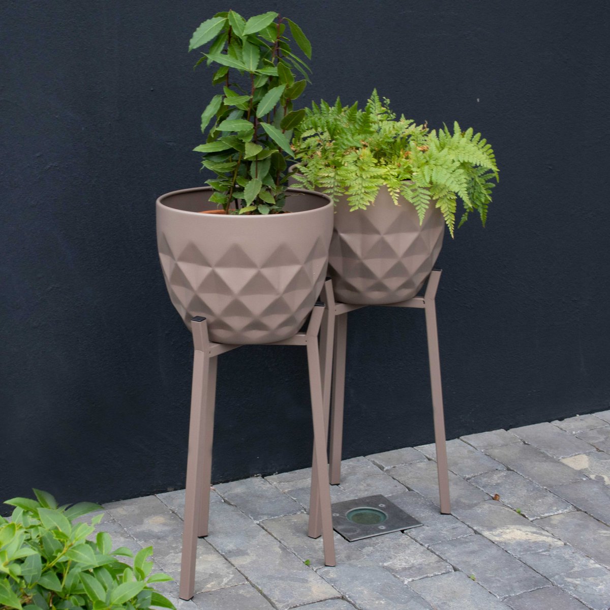 Lot de 2 supports cache pot sur pied, PALAVAS taupe, OVIALA