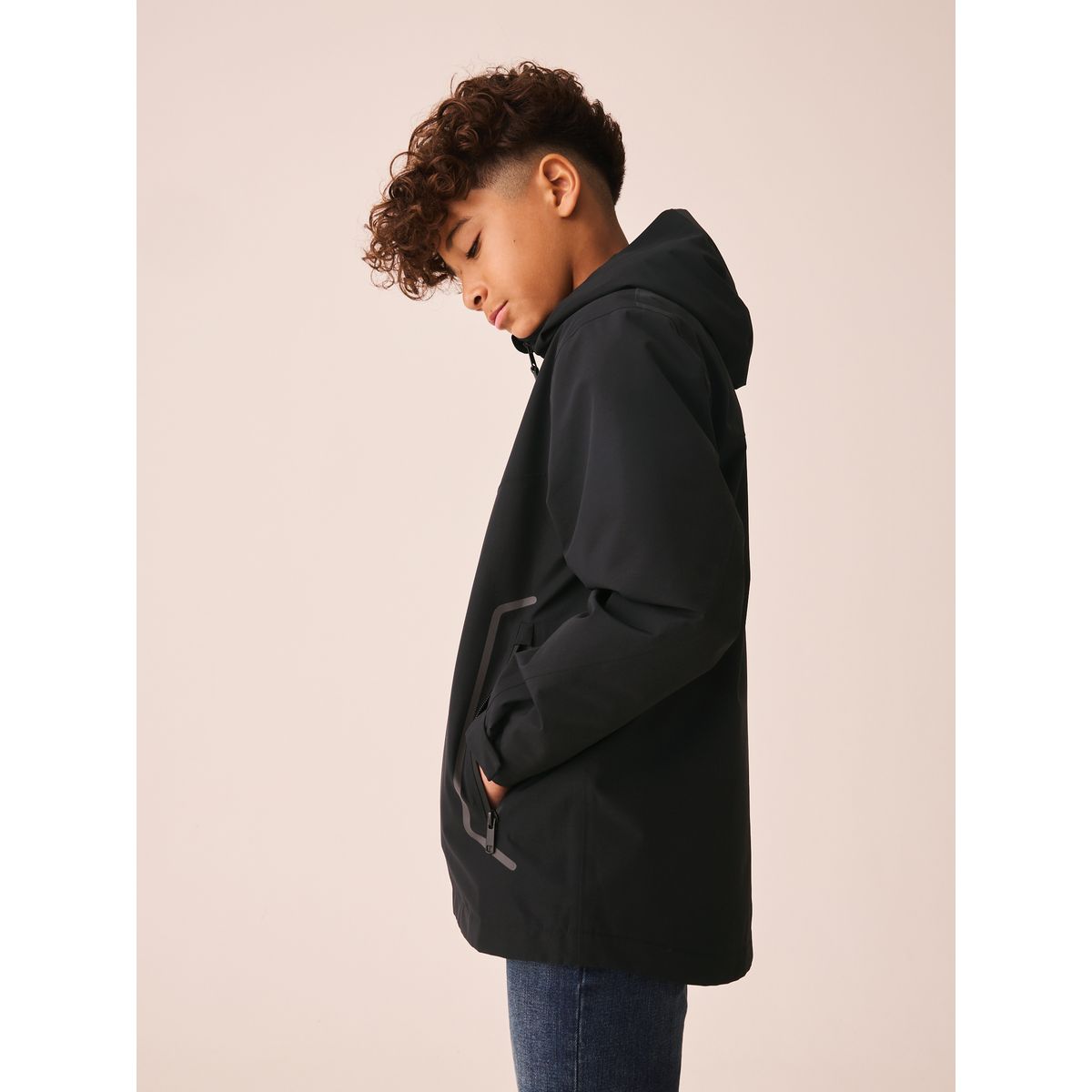 Anorak noir, NEXT