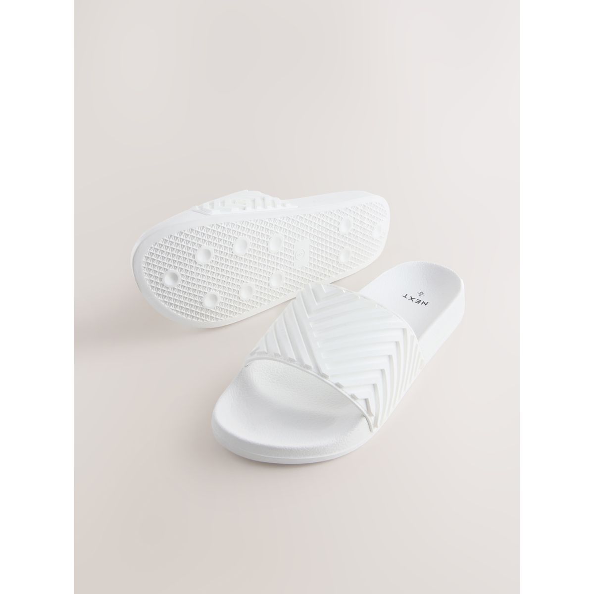 Claquettes effet moulé blanc, NEXT