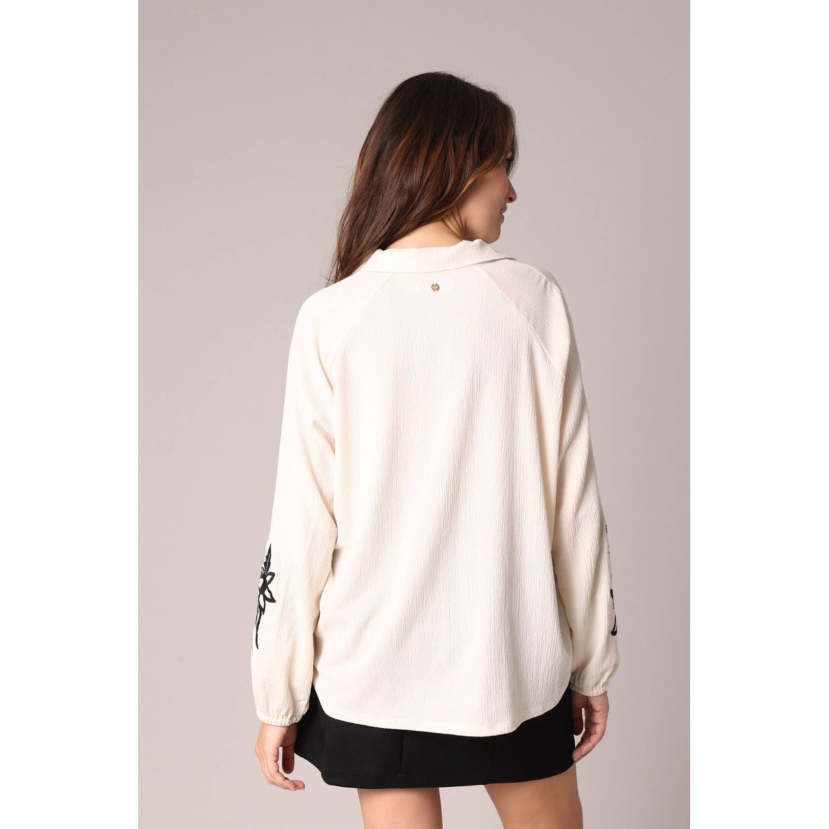 Blouse fluide avec broderies contrastées sur les bras ZOYA cream, DEELUXE