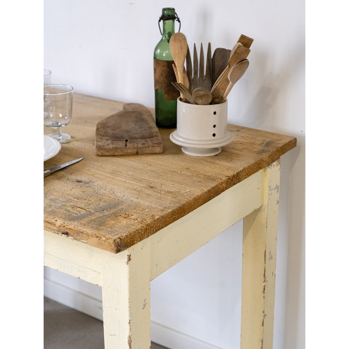 Table à manger en bois patiné Romy N°615 - Bon état jaune, DEBONGOUT