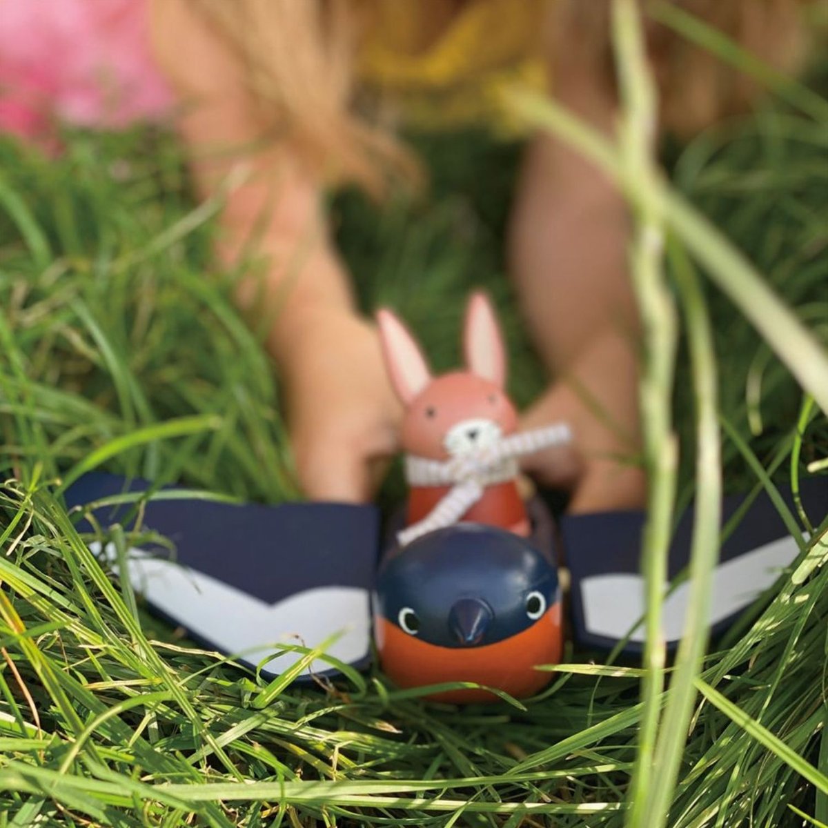 Hirondelle et son ami lapin bleu, rouge, rose, TENDER LEAF TOYS