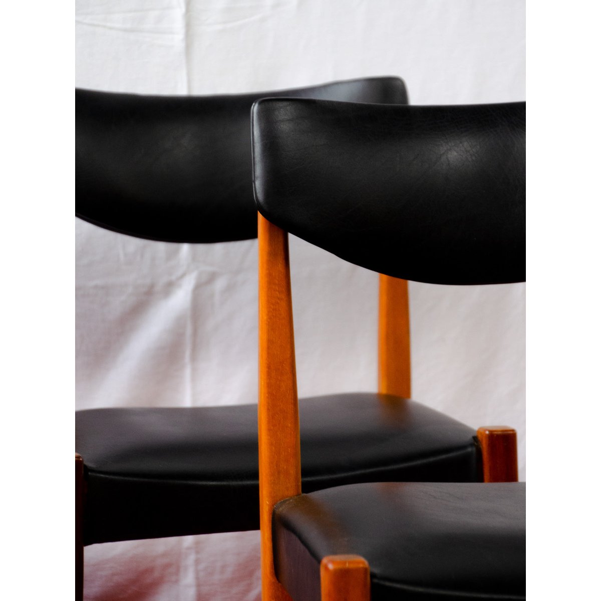 Lot de 4 chaises en teck et skaï Alma N°2129 - Bon état bois clair, DEBONGOUT