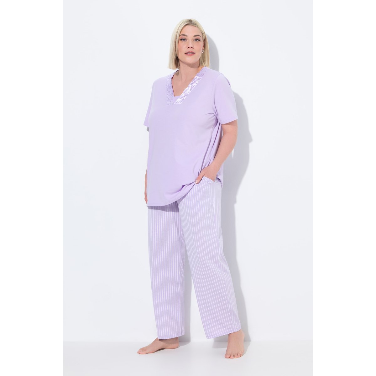 Pyjama à rayures. Manches courtes et col V lavande tendre, ULLA POPKEN