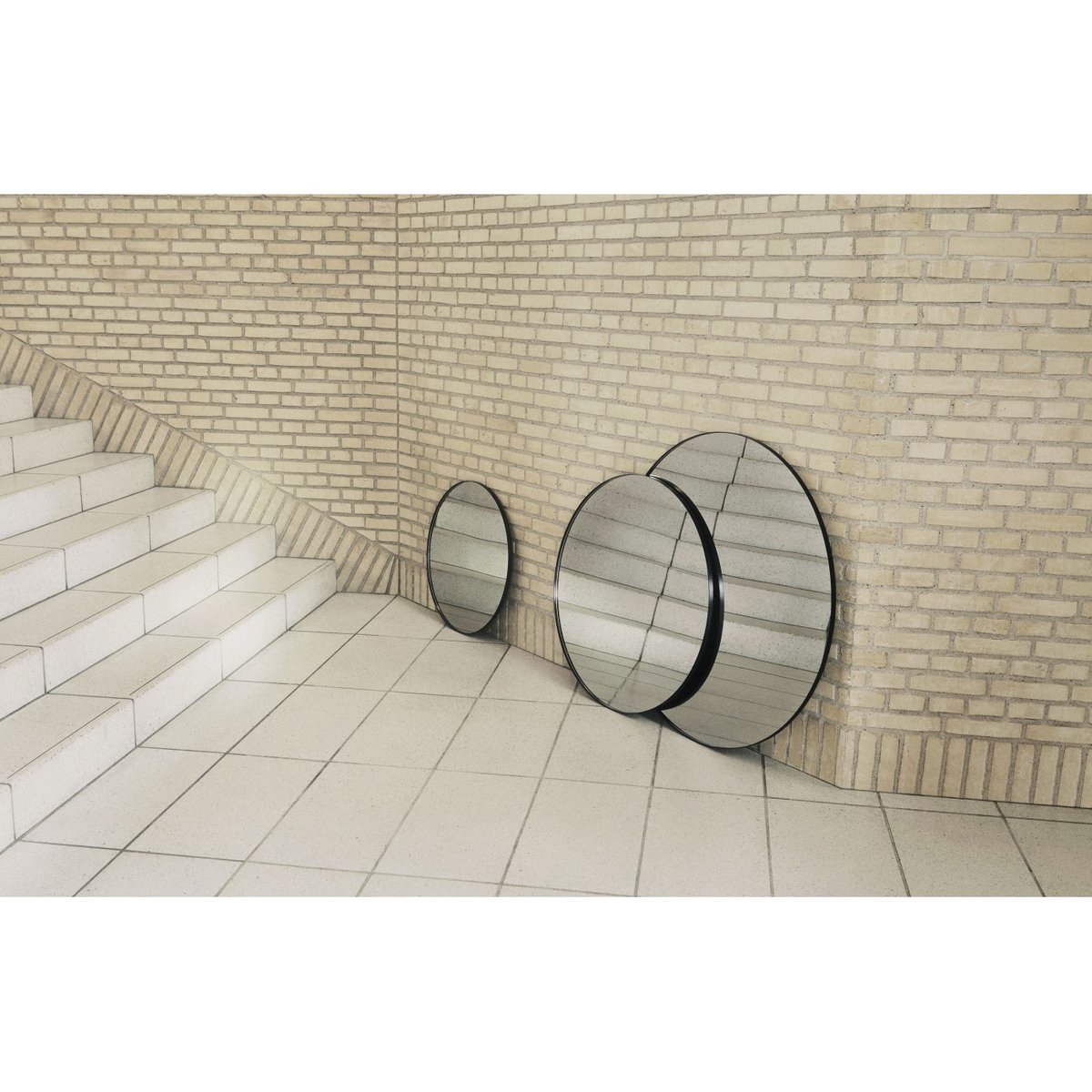 Miroir Mural Circum Clear et Bord Noir XSmall Rond Diam 50 cm noir, AYTM