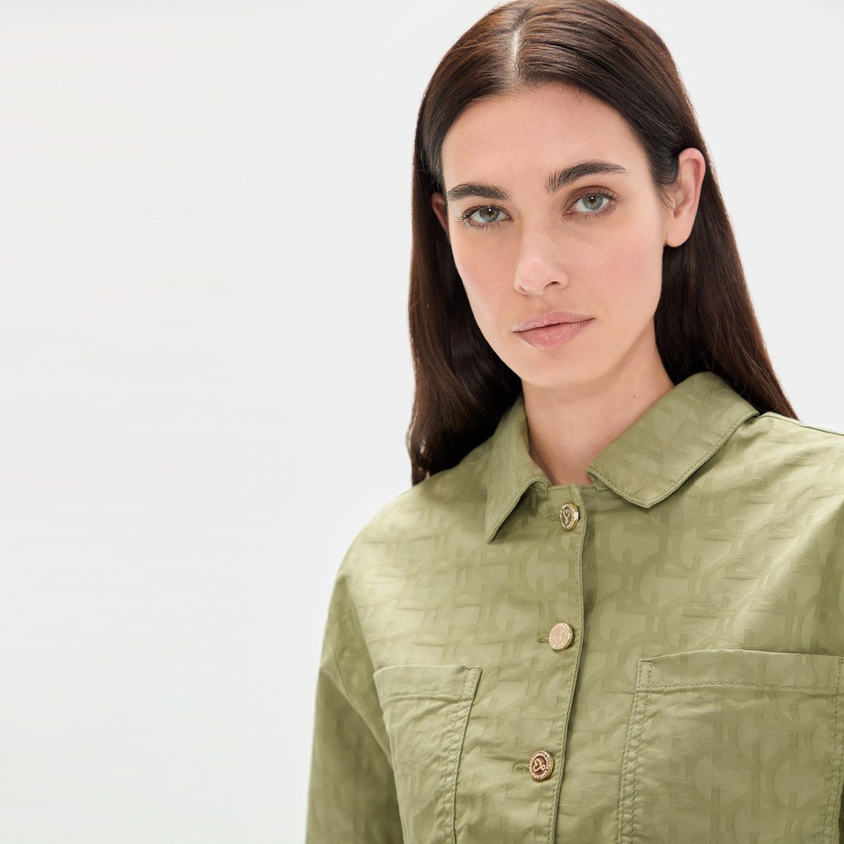 Chemise courte à manches courtes et imprimé ton sur ton vert olive, LOLA CASADEMUNT