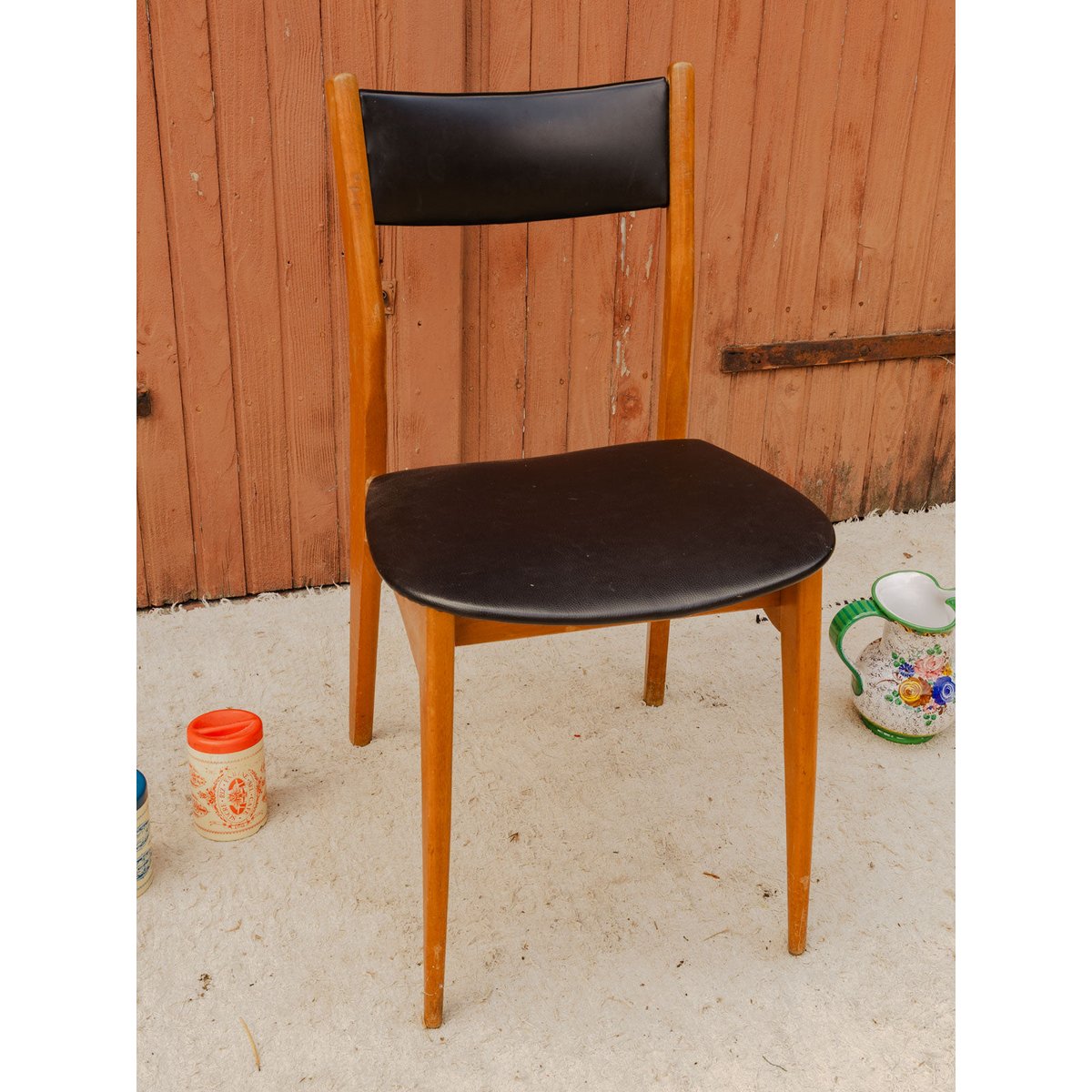 Chaise en bois et cuir noir Alma N°2080 - Bon état bois foncé, DEBONGOUT
