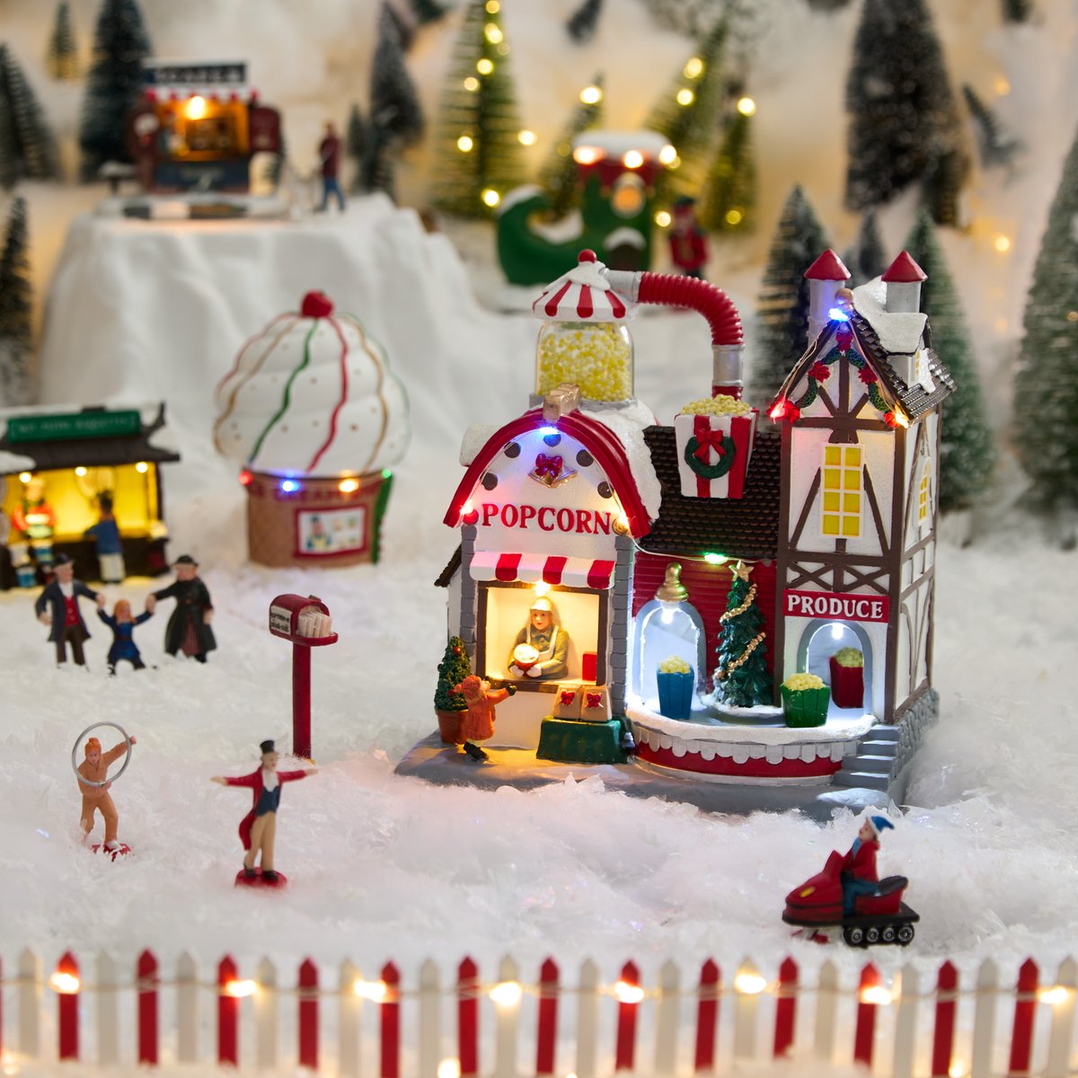 Village de Noël lumineux usine à popcorn animé et musical 10 LED à piles multicolore, FEERIC LIGHTS & CHRISTMAS