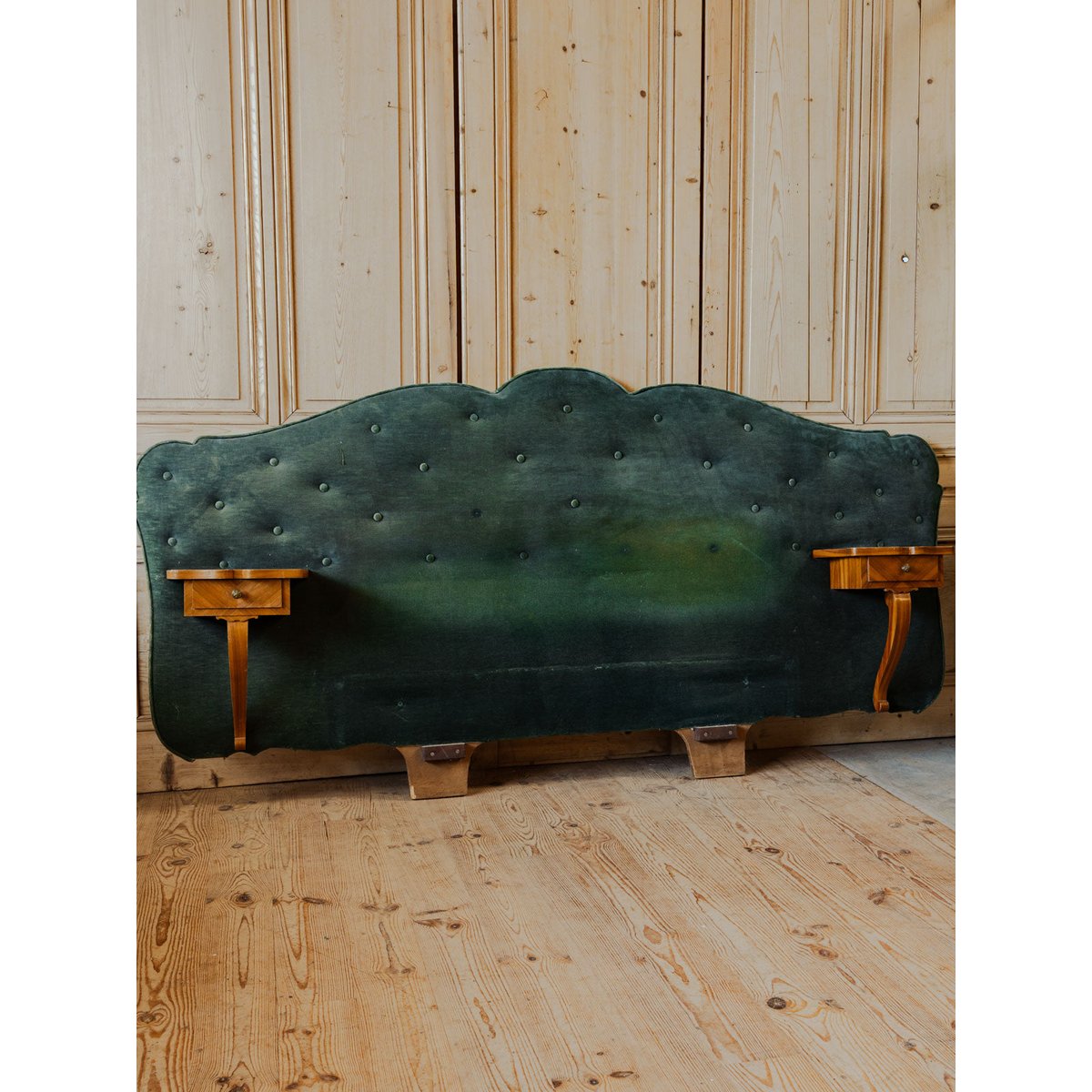 Tête de lit en bois et velours vert sapin Orphée N°30 - Bon état bois foncé, DEBONGOUT