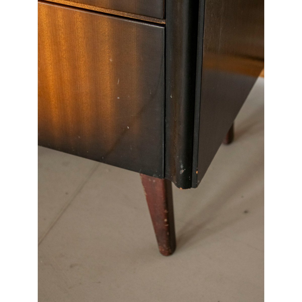 Paire de tables de chevet mid-century Maïa N°1581 - Bon état bois foncé, DEBONGOUT