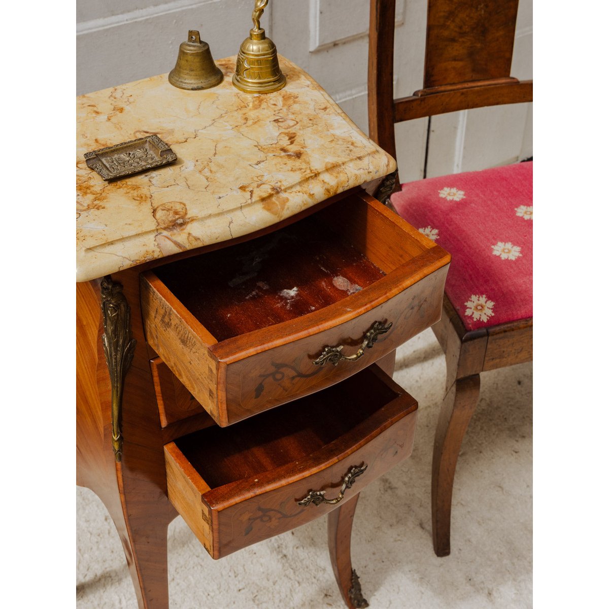 Meuble d'appoint en bois et marbre Francine N°963 - Bon état bois foncé, DEBONGOUT
