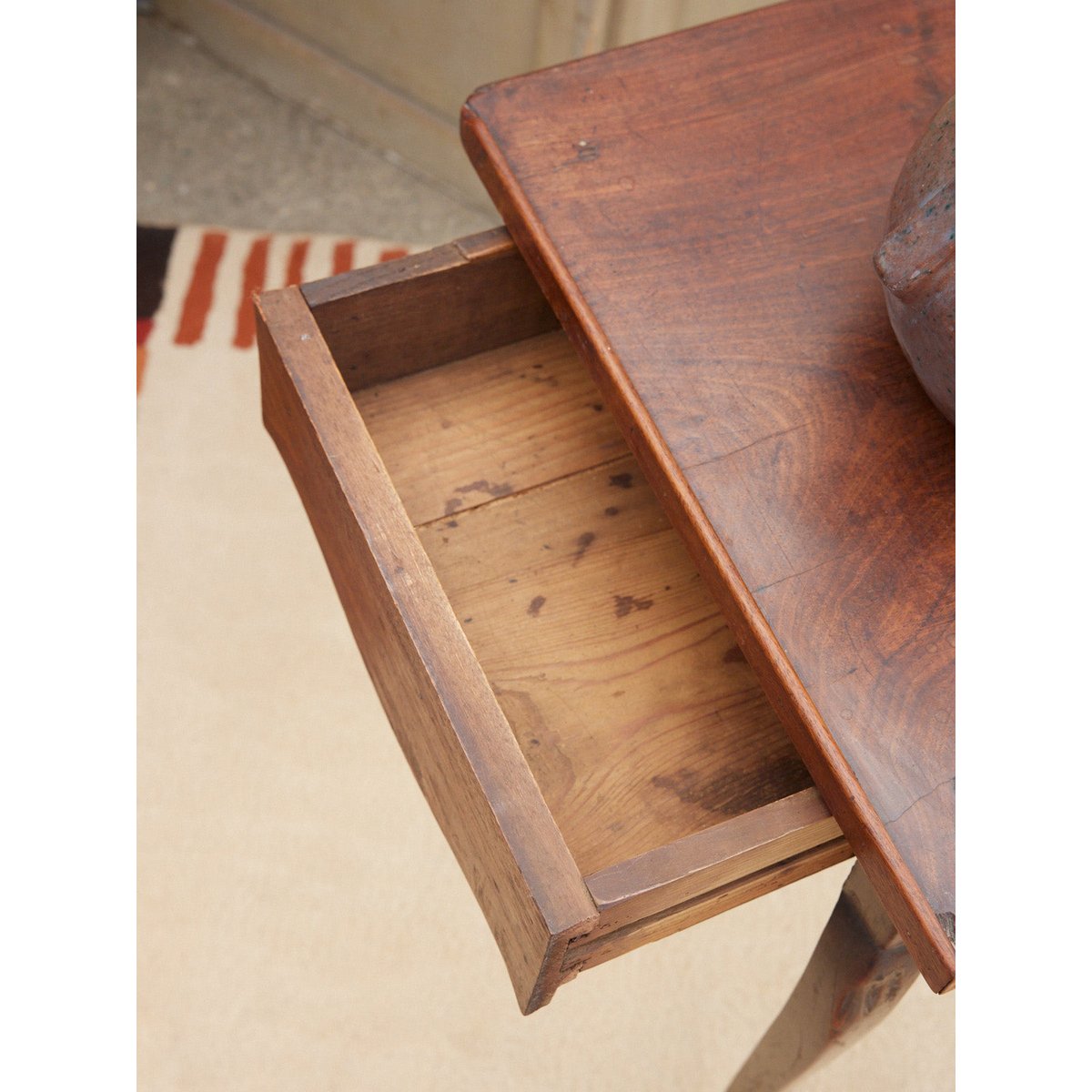 Petite table d'appoint en bois Francine N°1689 - Bon état bois foncé, DEBONGOUT