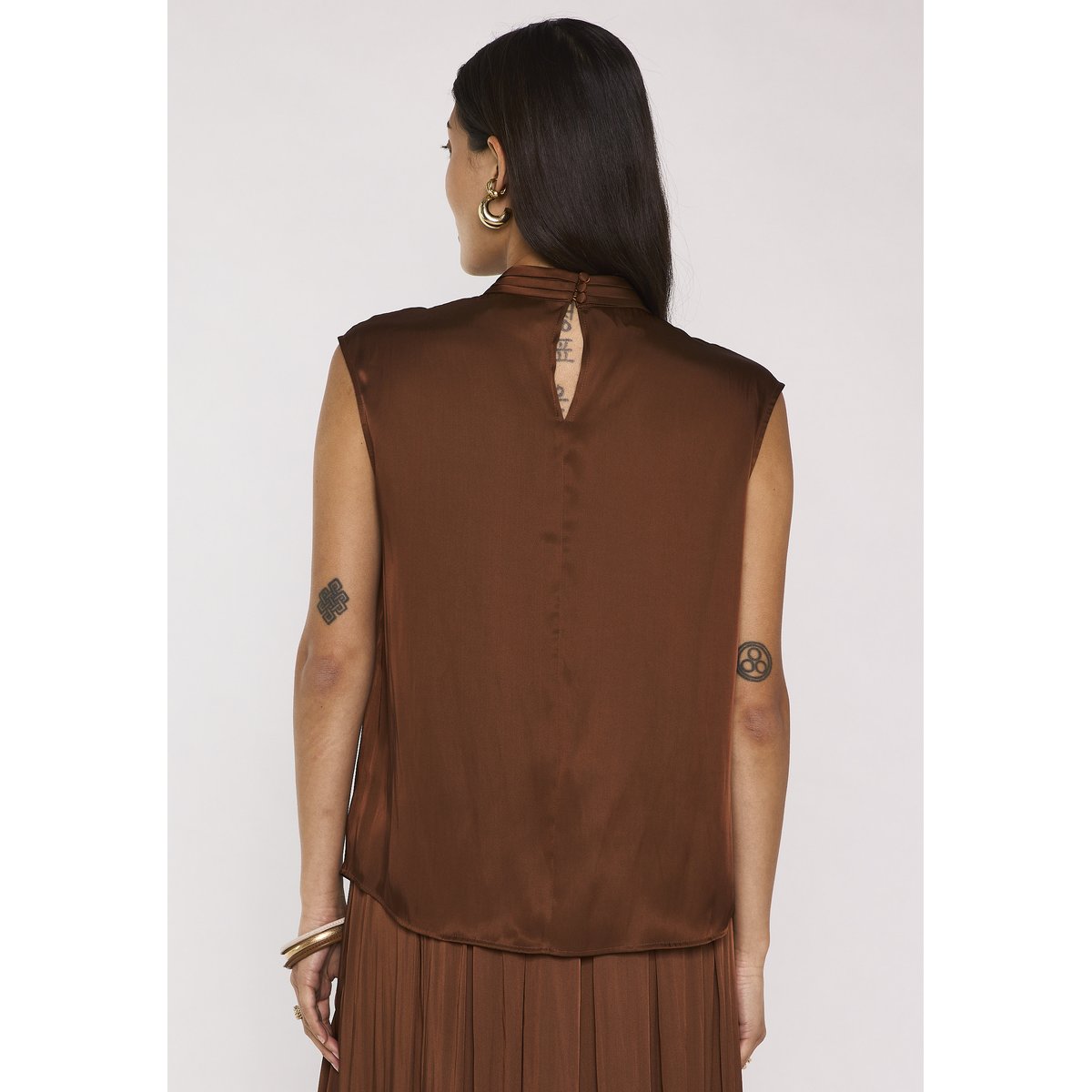 Blouse satinée sans manches MARLON caramel, Maison 123