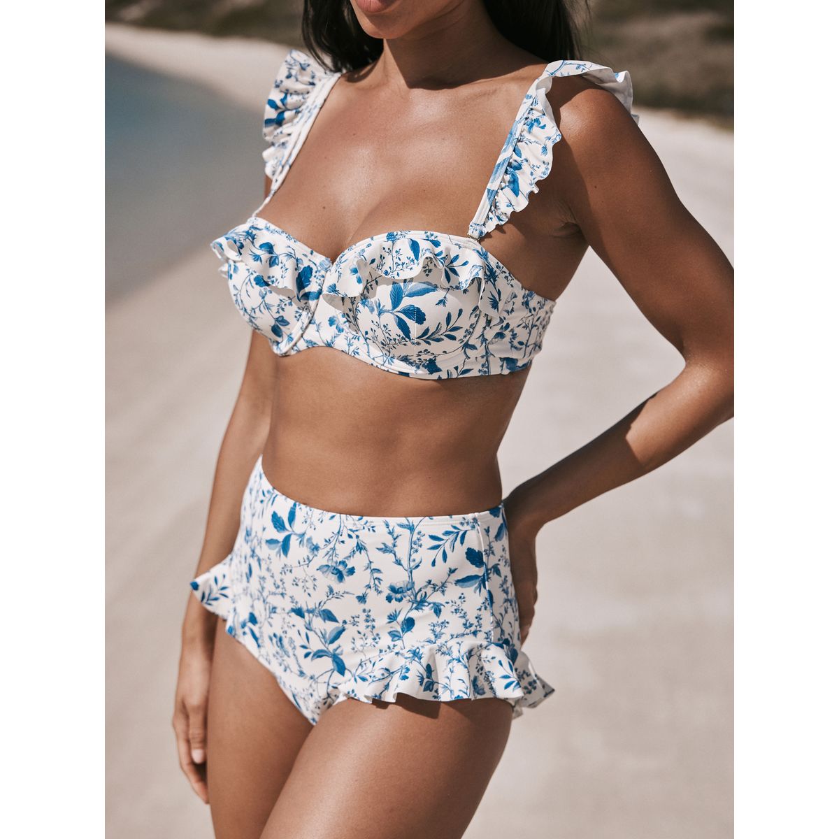 Bas bikini taille haute volants crème/bleu à petits motifs floraux, NEXT