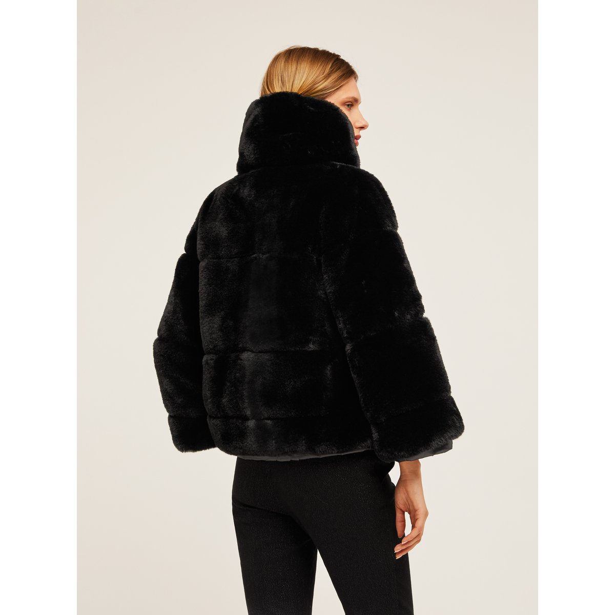Cape effet peluche avec intérieur rembourré noir, MOTIVI
