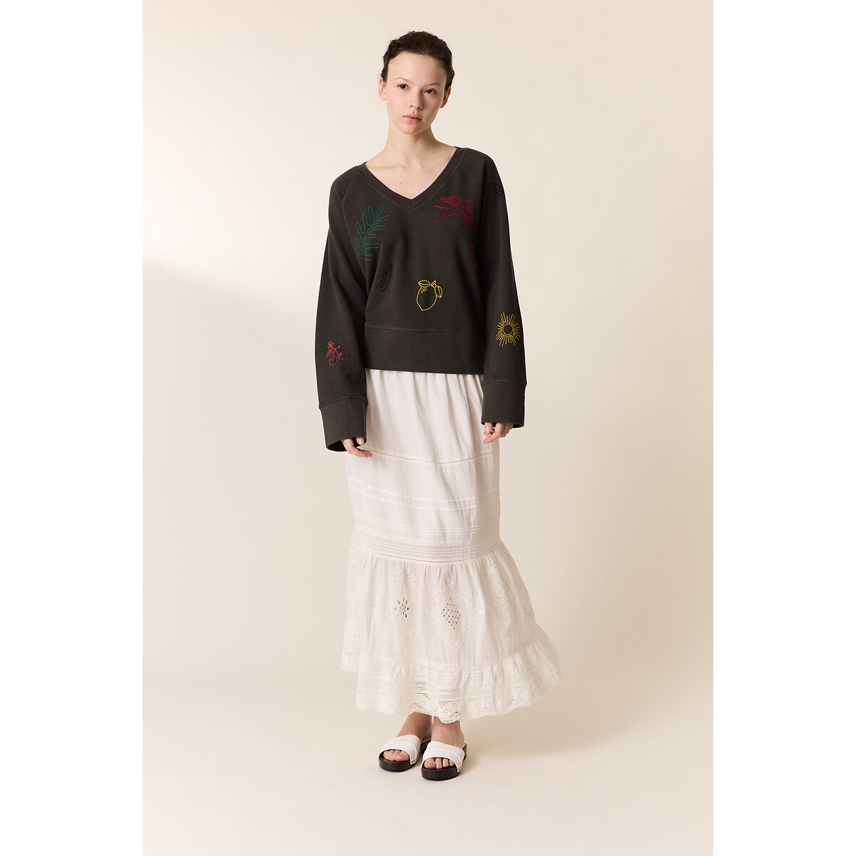 Shavi Embroidered V-Neck Sweatshirt carbon, LEON & HARPER