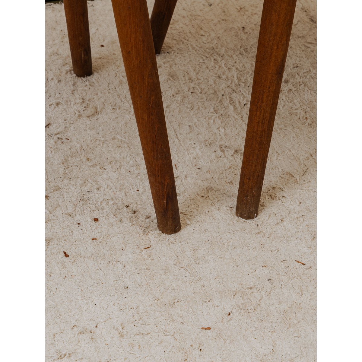 Paire de chaises en bois Claude N°1279 - Bon état bois foncé, DEBONGOUT
