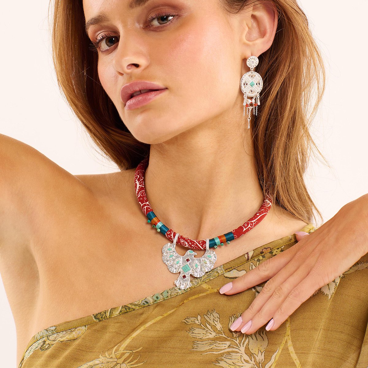 Collier ras de cou en tissu avec pendentif central TEEBY argenté, HIPANEMA