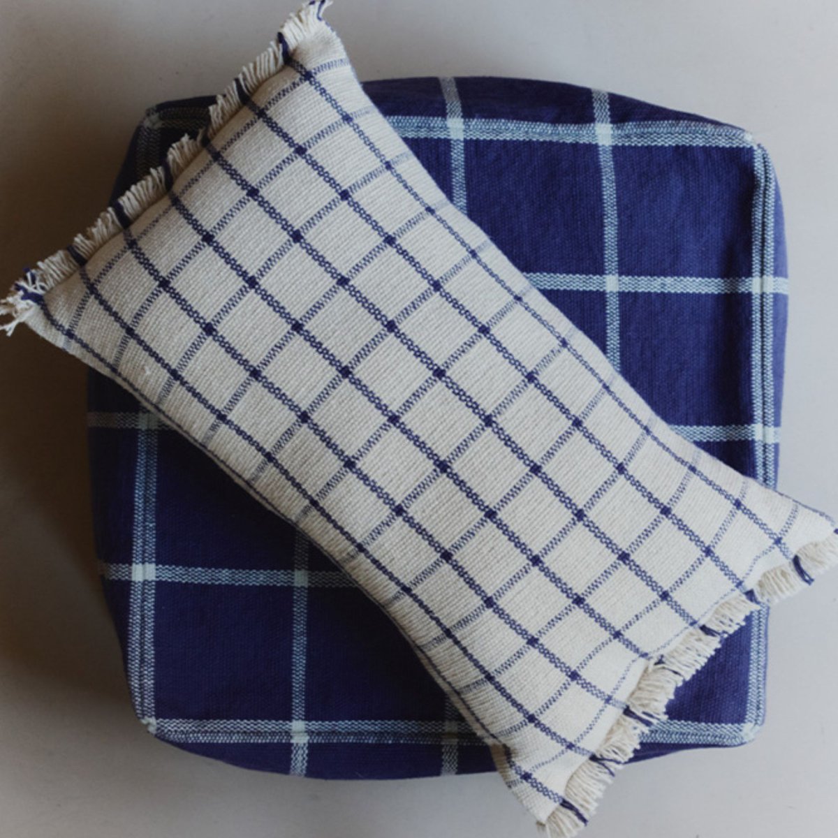 Bloc géobloc de coussin LESS IS MORE bleu marine, naturel, LORENA CANALS