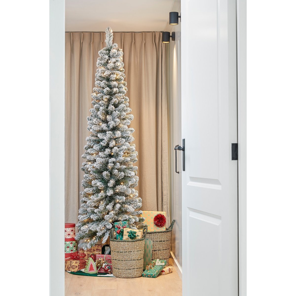 Sapin de Noël artificiel étroit et enneigé avec LED H260 cm CHARLTON vert, BLACK BOX TREES