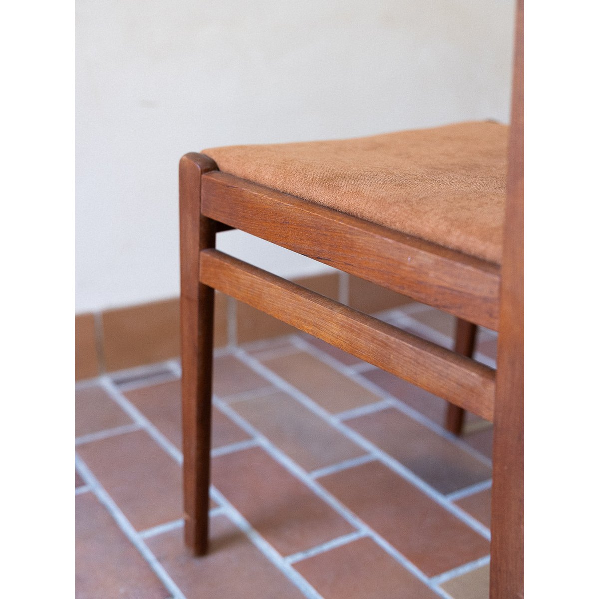 Paire de chaises aux jolis dossiers Alma N°1798 - Bon état bois foncé, DEBONGOUT