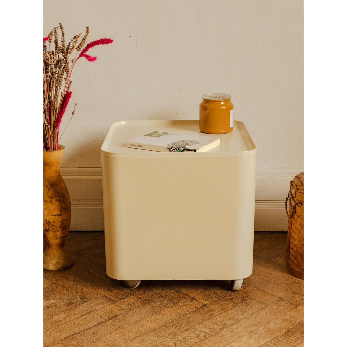 Table d'appoint en plastique crème Hanna N°1591 - Bon état crème, DEBONGOUT