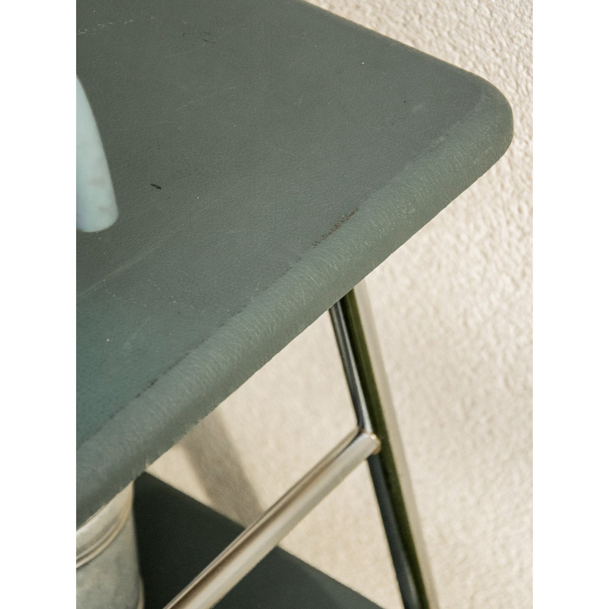 Table d'appoint industrielle en chrome Hanna N°778 - Bon état métal, DEBONGOUT