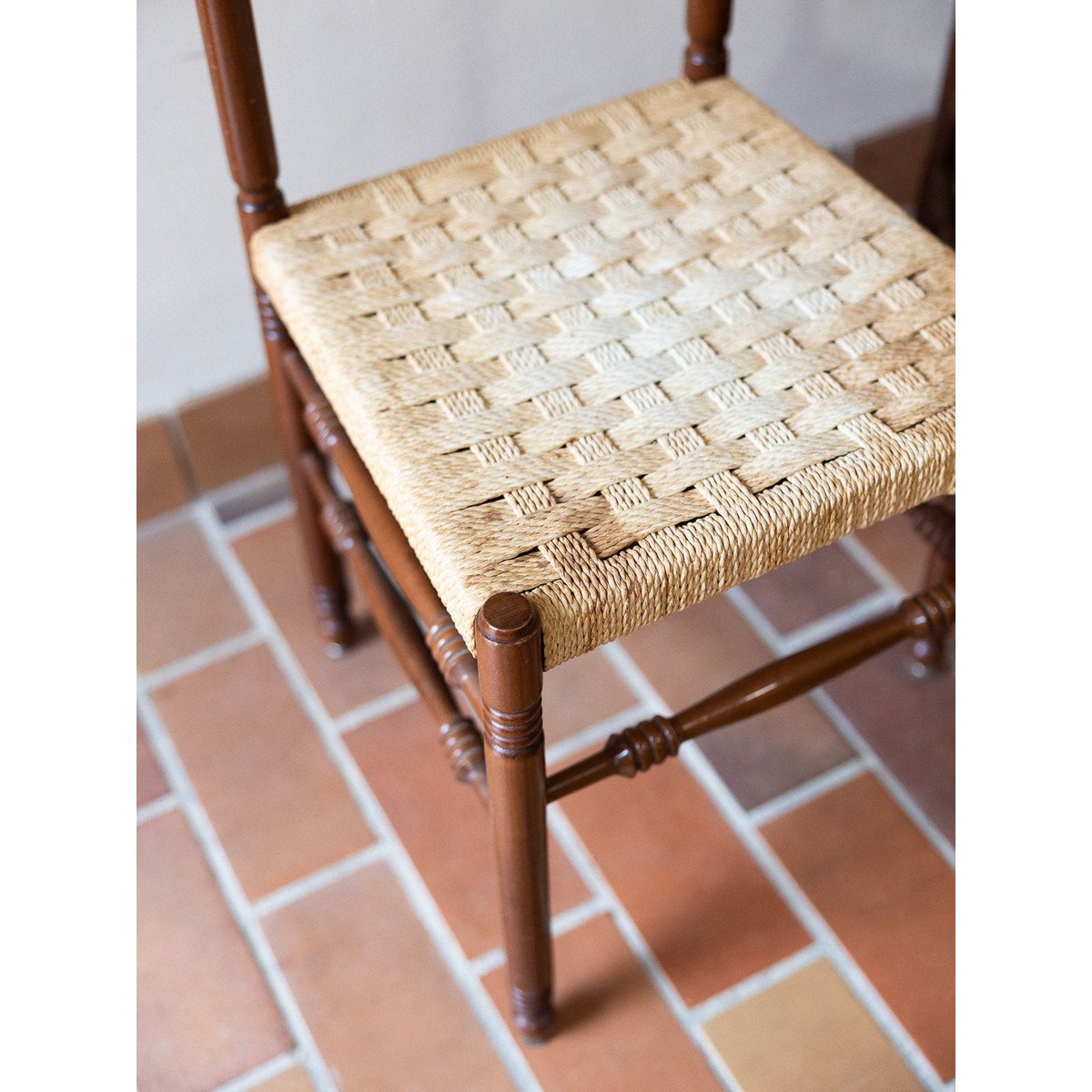 Paire de chaises en paillage Claude N°1479 - Bon état bois foncé, DEBONGOUT