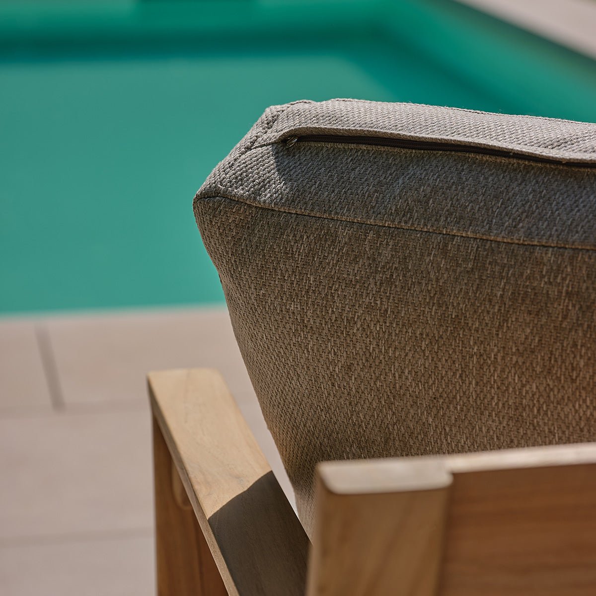 Canapé de jardin en teck avec coussins gris chiné 3 personnes PIANA gris_chine, BERAH GETAH