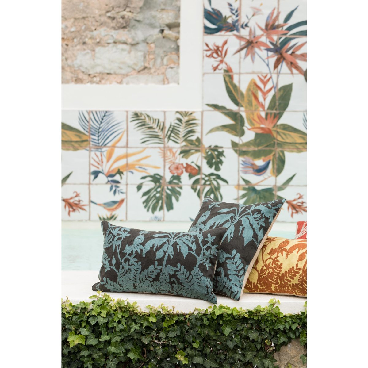 Coussin brodé Raki carbone, VIVARAISE