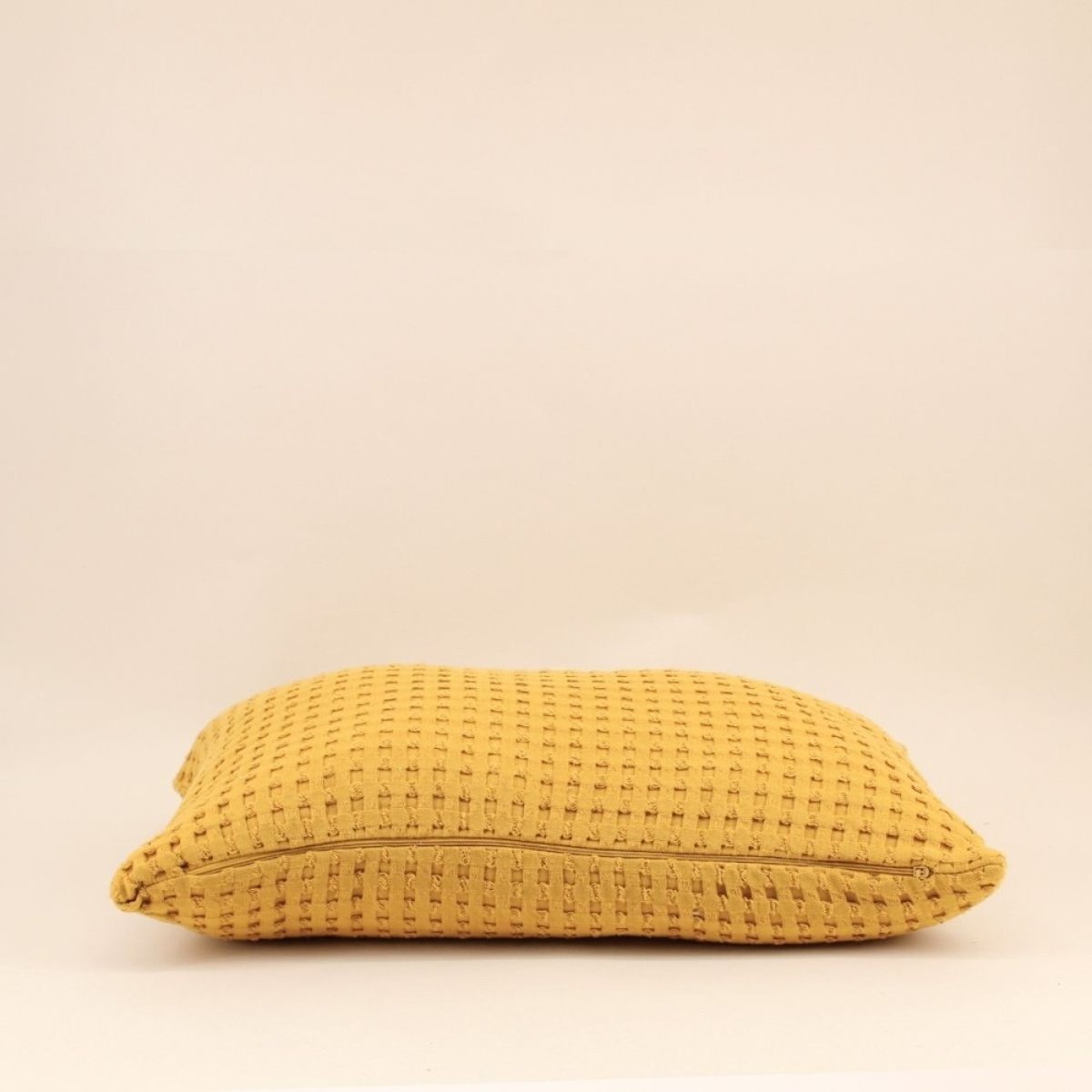 Coussin en tissu gauffré 40x60cm jaune, ORNAMI