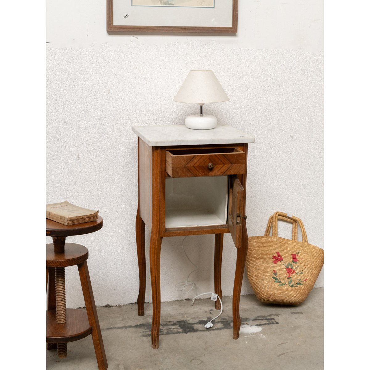 Table de chevet en bois et marbre blanc Odile N°1613 - Bon état bois foncé, DEBONGOUT