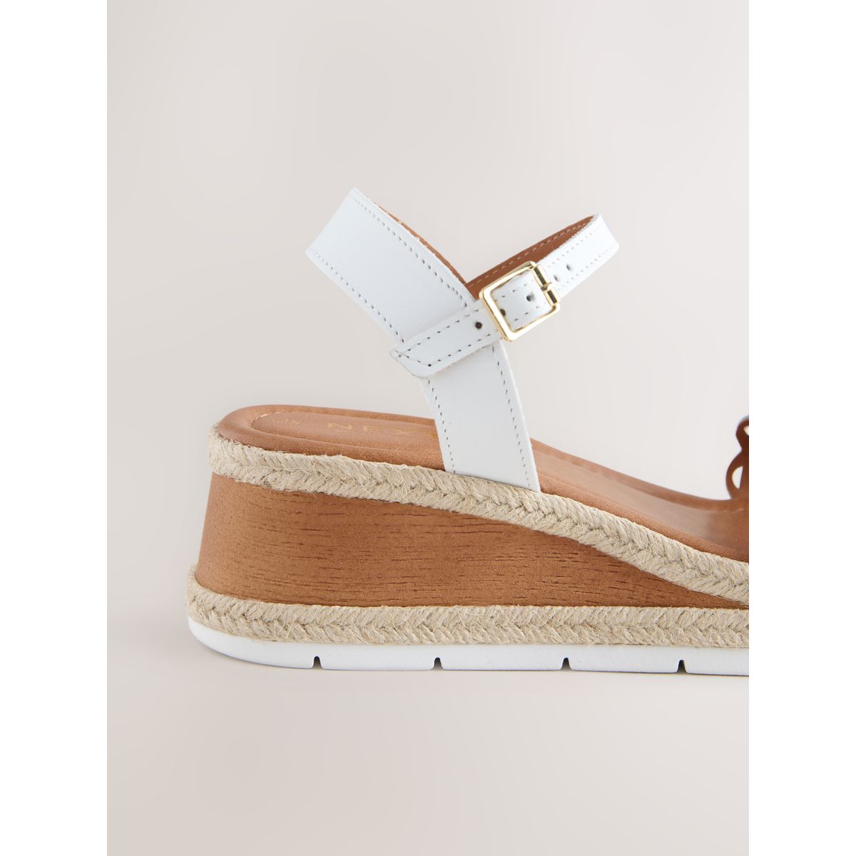Chaussures compensées en cuir à découpe laser blanc, NEXT