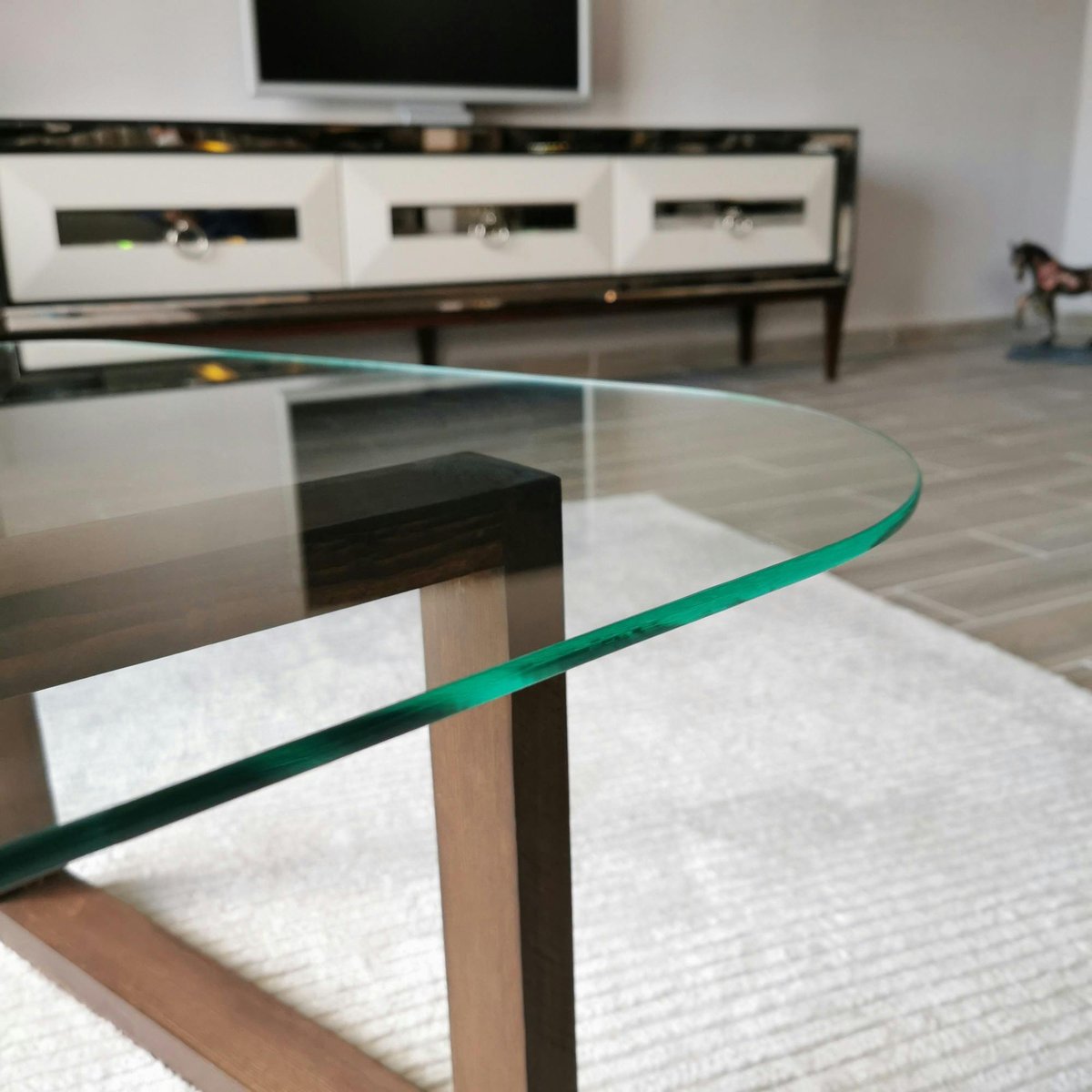 Table basse en verre forme triangulaire - pied labyrinthe ANZIO bois naturel, PIER IMPORT