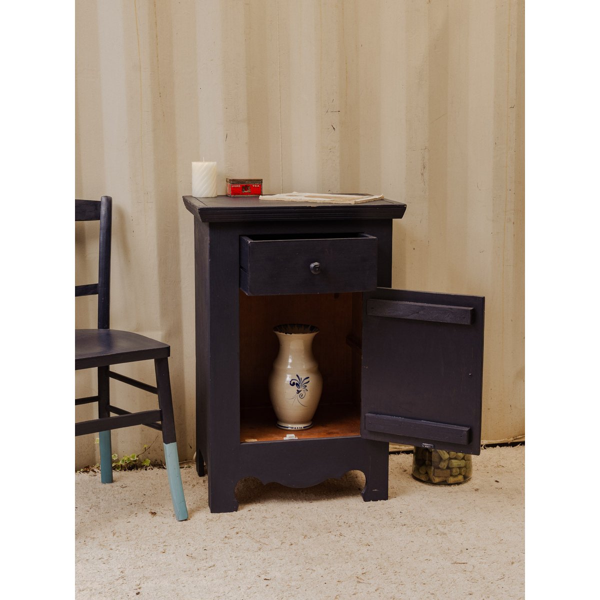 Petit buffet en bois bleu foncé Gilbert N°1783 - Bon état bleu foncé, DEBONGOUT