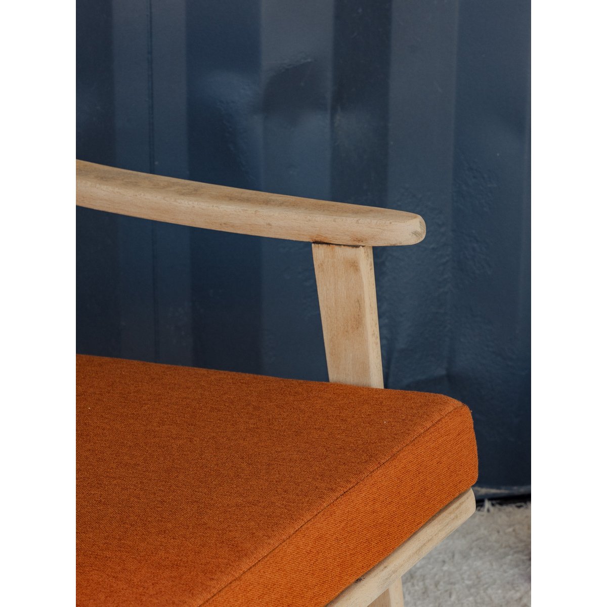 Fauteuil en bois et coussins en tissu orange Jakob N°1181 - Bon état bois clair, DEBONGOUT