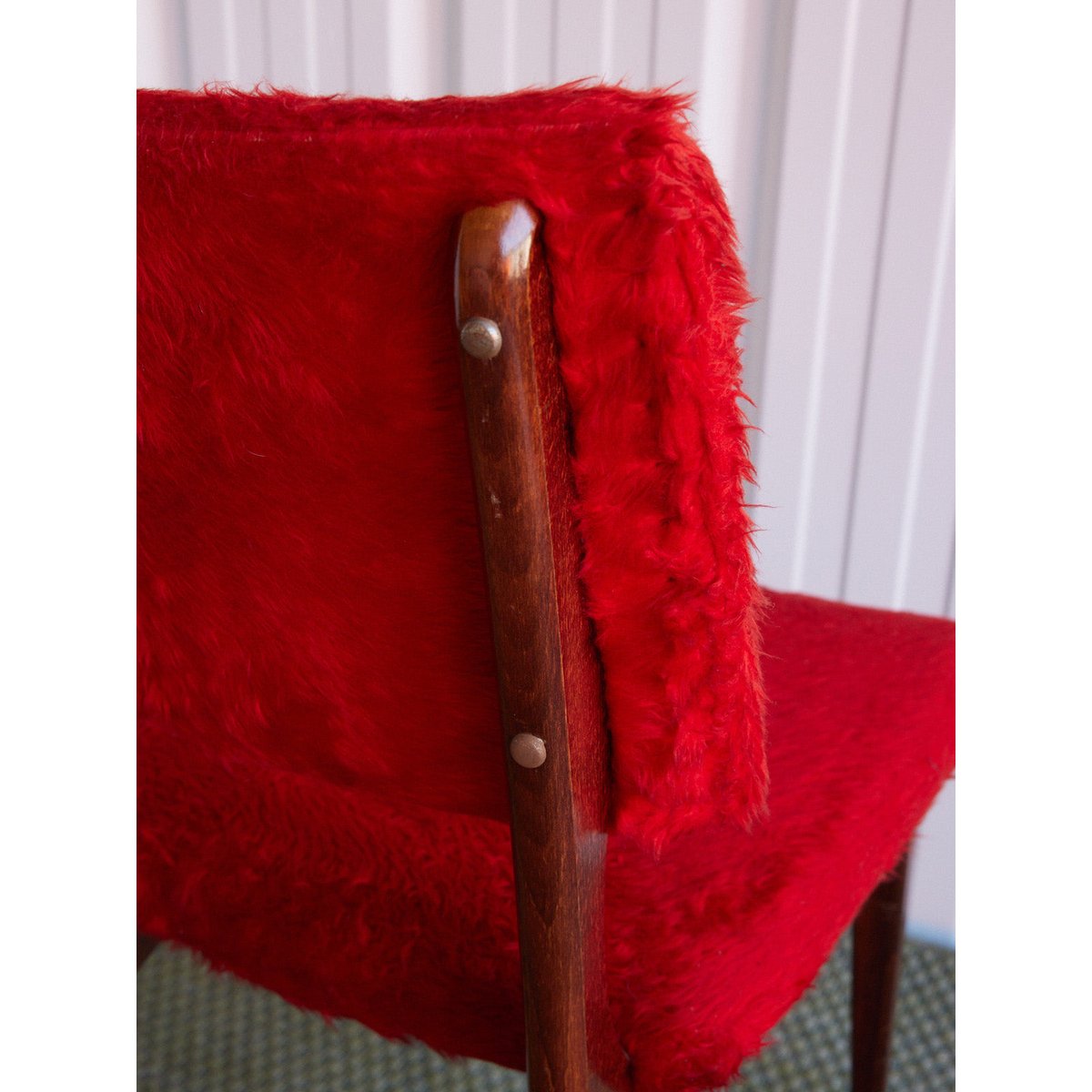 Paire de chaises en poils rouges Alma N°2004 - Bon état bois foncé, DEBONGOUT