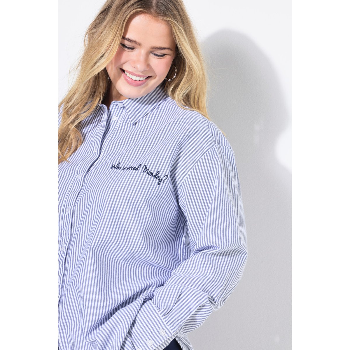 Chemisier oversize à rayures, broderie marine, STUDIO UNTOLD