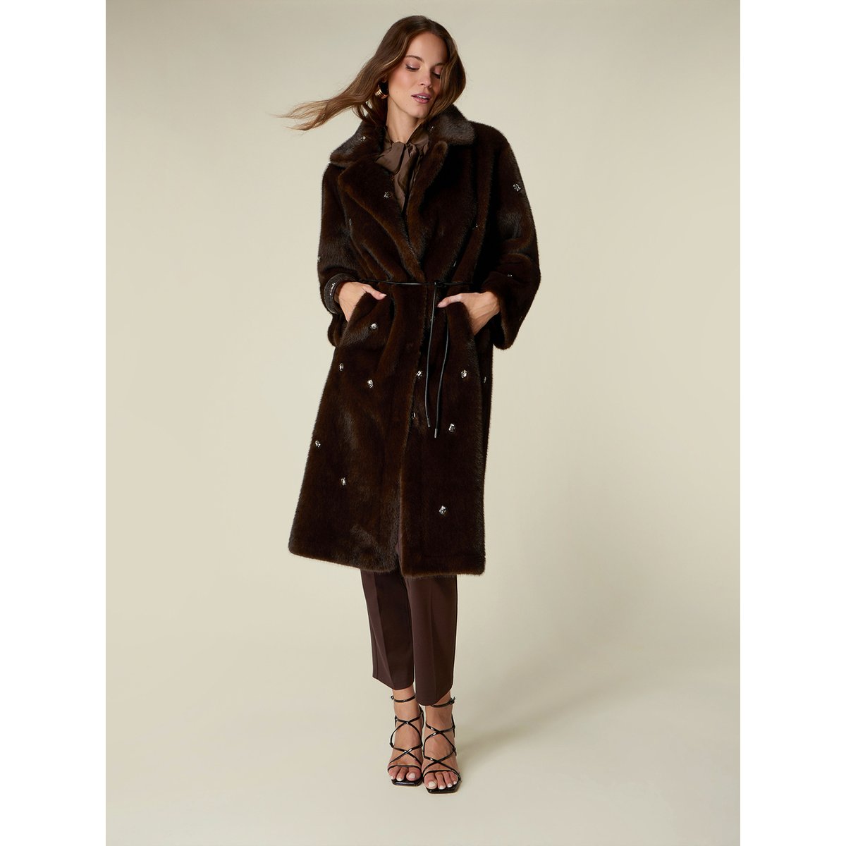 Manteau long avec pierres serties marron, OLTRE