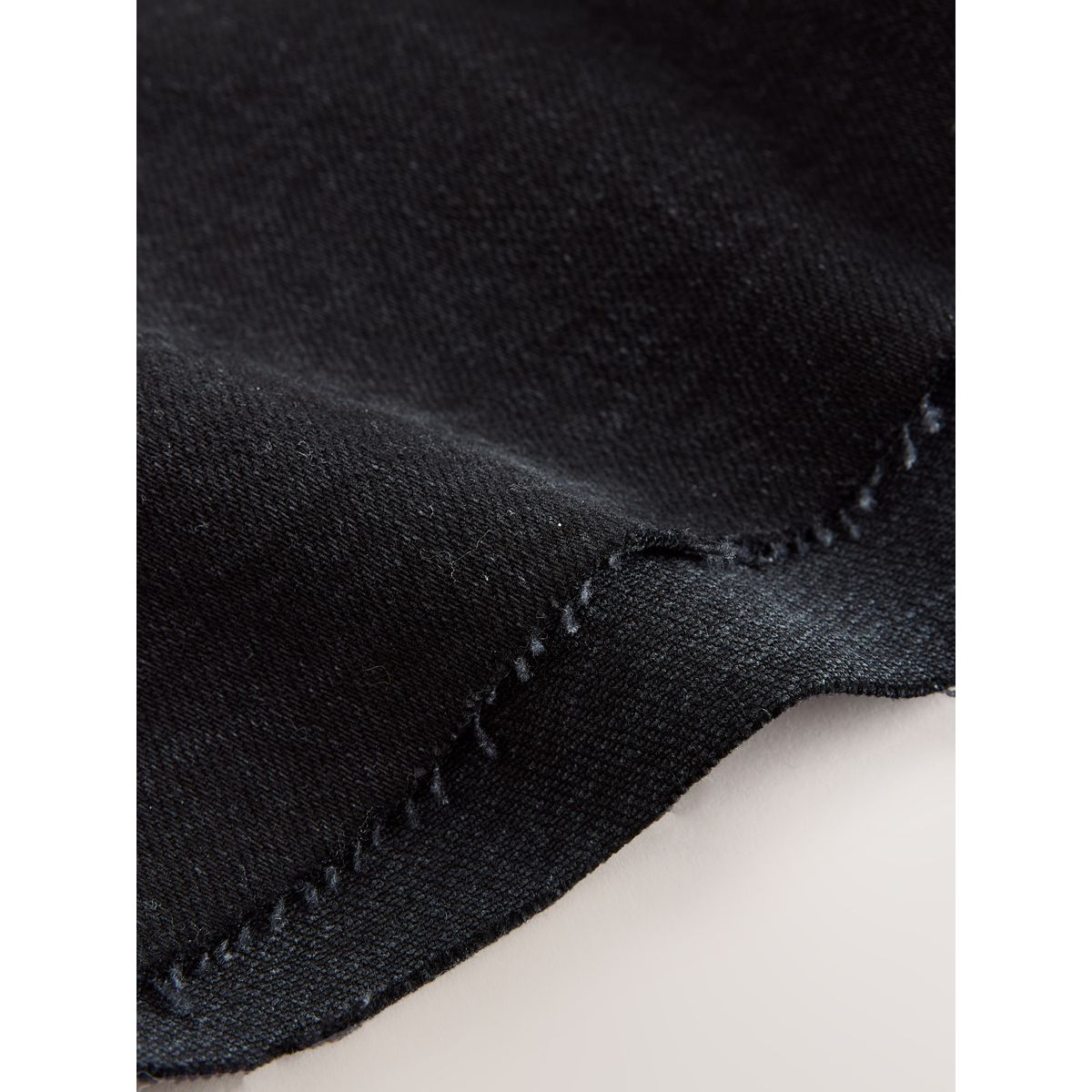 Short taille haute en jean à ourlets fendus noir, NEXT