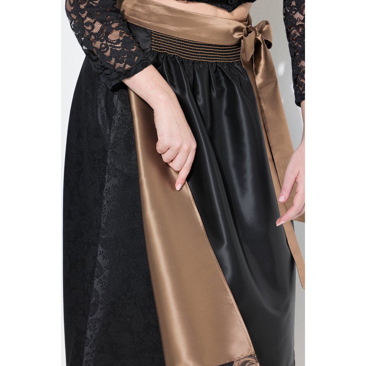 Tablier Dirndl réversible. Tissu smocké et noir, ULLA POPKEN