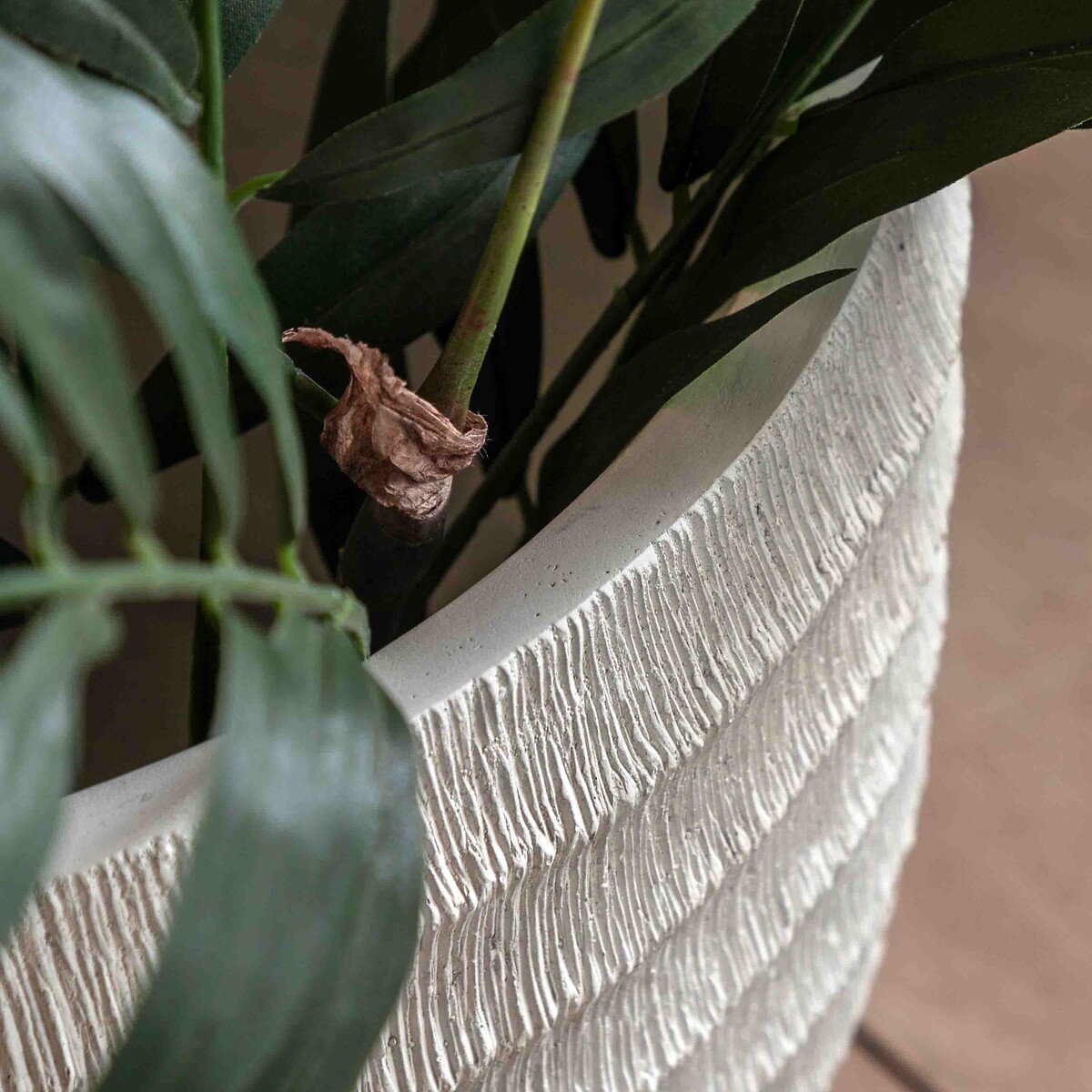 Limana Ridged Outdoor Planter in White white, ÉDITÉ